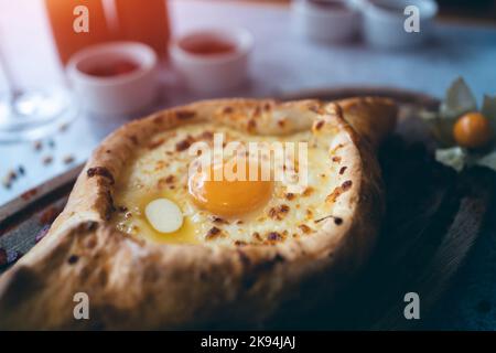 Frisches Hilfsboot khachapuri mit Suluguni-Käse, Eigelb und Butter Stockfoto