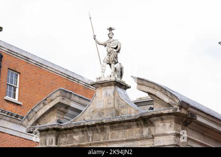 Irland Irland Irland Irland Dublin Dame Street Dublin Castle Upper Yard Statue of Mars Fortitude Soldat Speer Löwe Skulptur von Jon Van Most the Younger 1753 Stockfoto