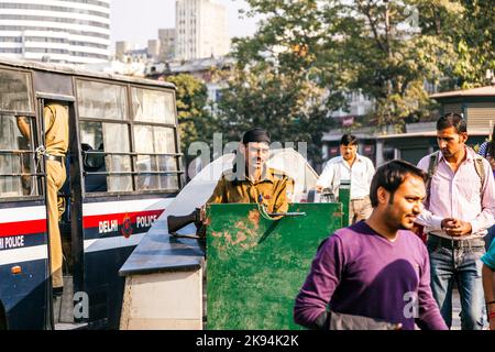 NEU DELHI - NOVEMBER 11: Polizisten bewachen Connaught Place dauerhaft nach dem Schussvorfall am 19. September 2010, bei dem Touristen auf No verletzt wurden Stockfoto