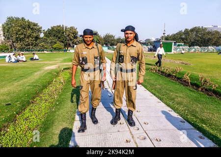 NEU DELHI - NOVEMBER 11: Polizisten bewachen Connaught Place dauerhaft nach dem Schussvorfall am 19. September 2010, bei dem Touristen auf No verletzt wurden Stockfoto