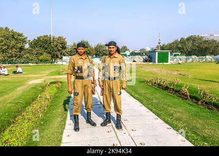 NEU DELHI - NOVEMBER 11: Polizisten bewachen Connaught Place dauerhaft nach dem Schussvorfall am 19. September 2010, bei dem Touristen auf No verletzt wurden Stockfoto