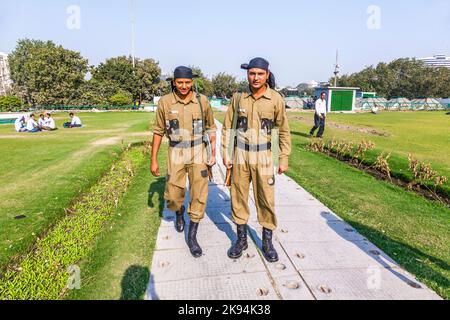 NEU DELHI - NOVEMBER 11: Polizisten bewachen Connaught Place dauerhaft nach dem Schussvorfall am 19. September 2010, bei dem Touristen auf No verletzt wurden Stockfoto