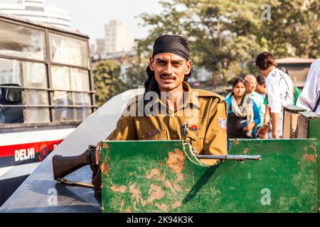 NEU DELHI - NOVEMBER 11: Polizisten bewachen Connaught Place dauerhaft nach dem Schussvorfall am 19. September 2010, bei dem Touristen auf No verletzt wurden Stockfoto