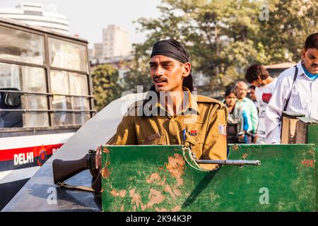 NEU DELHI - NOVEMBER 11: Polizisten bewachen Connaught Place dauerhaft nach dem Schussvorfall am 19. September 2010, bei dem Touristen auf No verletzt wurden Stockfoto