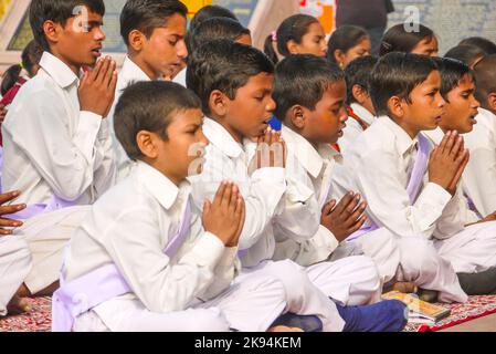 VARANASI, INDIEN - 11. DEZEMBER: Kleine Kinder beten am 11. Dezember 2011 in Vara im tibetisch-buddhistischen Kloster Sarnath im heiligen Varanasi, Uttar Pradesh Stockfoto