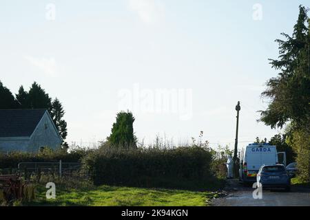 Mitglieder des Garda-Forensik-Teams am Tatort in Rattin bei Milltownpass, Co Westmeath, nachdem der Leichnam eines Mannes im Alter von 60s Jahren in einem Haus entdeckt wurde. Bilddatum: Mittwoch, 26. Oktober 2022. Stockfoto