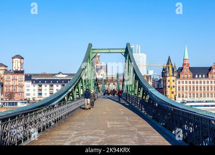 Frankfurt, Deutschland - 11. Februar 2012: Menschen bei Eiserner steg in Frankfurt, Deutschland. Der Eiserner Steg ist eine Fußgängerbrücke in Frankfurt am Main b Stockfoto