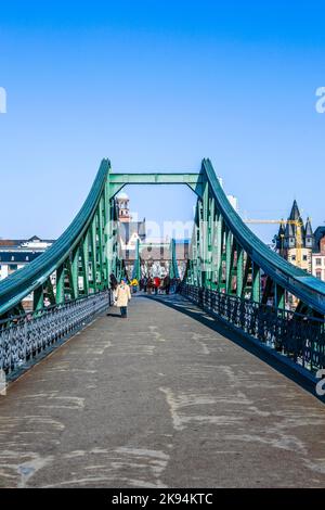 Frankfurt, Deutschland - 11. Februar 2012: Menschen bei Eiserner steg in Frankfurt, Deutschland. Der Eiserner Steg ist eine Fußgängerbrücke in Frankfurt am Main b Stockfoto