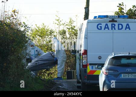 Mitglieder des Garda-Forensik-Teams am Tatort in Rattin bei Milltownpass, Co Westmeath, nachdem der Leichnam eines Mannes im Alter von 60s Jahren in einem Haus entdeckt wurde. Bilddatum: Mittwoch, 26. Oktober 2022. Stockfoto