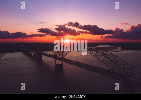 Eine Vogelperspektive auf die Memphis Bridge, die Tennessee und Arkansas bei Sonnenuntergang über dem Mississippi River verbindet Stockfoto