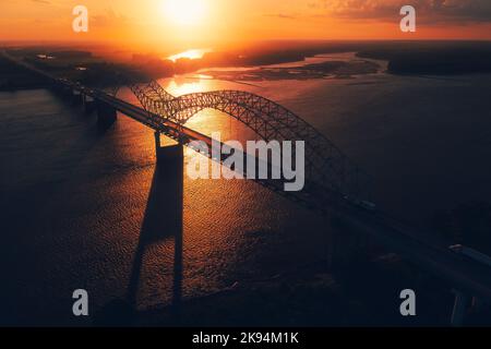 Eine Vogelperspektive auf die Memphis Bridge, die Tennessee und Arkansas bei Sonnenuntergang über dem Mississippi River verbindet Stockfoto