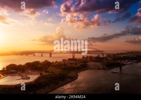 Eine Vogelperspektive auf die Memphis Bridge, die Tennessee und Arkansas bei Sonnenuntergang über dem Mississippi River verbindet Stockfoto