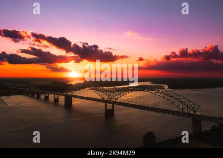 Eine Vogelperspektive auf die Memphis Bridge, die Tennessee und Arkansas bei Sonnenuntergang über dem Mississippi River verbindet Stockfoto