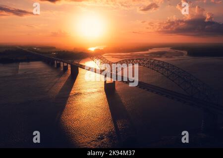 Eine Vogelperspektive auf die Memphis Bridge, die Tennessee und Arkansas bei Sonnenuntergang über dem Mississippi River verbindet Stockfoto