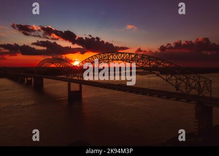 Eine Vogelperspektive auf die Memphis Bridge, die Tennessee und Arkansas bei Sonnenuntergang über dem Mississippi River verbindet Stockfoto