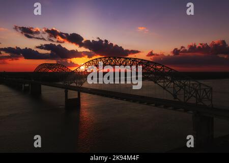 Eine Vogelperspektive auf die Memphis Bridge, die Tennessee und Arkansas bei Sonnenuntergang über dem Mississippi River verbindet Stockfoto