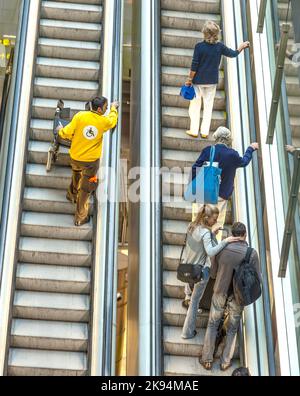 MADRID, SPANIEN - 1. APRIL: Passagier im Terminal 4 auf einer beweglichen Treppe am Flughafen Barajay am 1,2012. April in Madrid, Spanien. Im Jahr 2010 über 49,8 Millionen Stockfoto