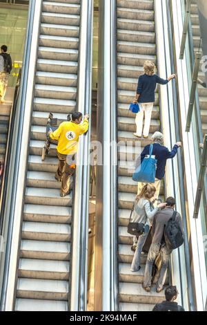 MADRID, SPANIEN - 1. APRIL: Passagier im Terminal 4 auf einer beweglichen Treppe am Flughafen Barajay am 1,2012. April in Madrid, Spanien. Im Jahr 2010 über 49,8 Millionen Stockfoto