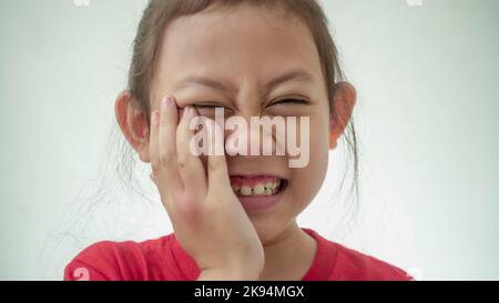 Charmante sechs Jahre altes Mädchen leiden unter Kinderkrankheiten ache umgekippt. Stockfoto