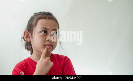 Little Asian Girl sieht aus wie etwas zu denken Stockfoto