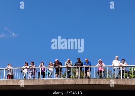 SCHWALBACH, DEUTSCHLAND - MAI 1: Menschen beobachten das Radrennen 51. rund um Den Finanzplatz Eschborn-Frankfurt am 1,2012. Mai in Schwalbach, Deutschland. Die w Stockfoto