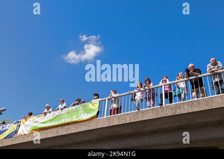 SCHWALBACH, DEUTSCHLAND - MAI 1: Menschen beobachten das Radrennen 51. rund um Den Finanzplatz Eschborn-Frankfurt am 1,2012. Mai in Schwalbach, Deutschland. Die w Stockfoto