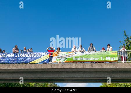 SCHWALBACH, DEUTSCHLAND - MAI 1: Menschen beobachten das Radrennen 51. rund um Den Finanzplatz Eschborn-Frankfurt am 1,2012. Mai in Schwalbach, Deutschland. Die w Stockfoto