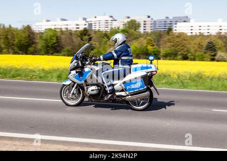 SCHWALBACH, DEUTSCHLAND - MAI 1: Die Polizei schützt das Radrennen rund um Den Finanzplatz Eschborn-Frankfurt am 1,2012. Mai 51. in Schwalbach, Deutschland Stockfoto