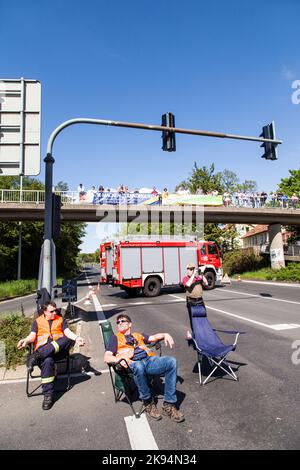 SCHWALBACH, DEUTSCHLAND - MAI 1: Menschen beobachten das Radrennen 51. rund um Den Finanzplatz Eschborn-Frankfurt am 1,2012. Mai in Schwalbach, Deutschland. Die w Stockfoto