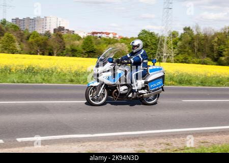 SCHWALBACH, DEUTSCHLAND - MAI 1: Die Polizei schützt das Radrennen rund um Den Finanzplatz Eschborn-Frankfurt am 1,2012. Mai 51. in Schwalbach, Deutschland Stockfoto