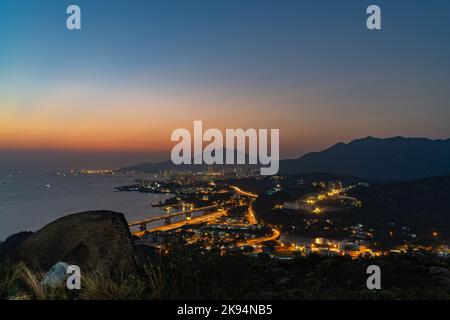 Ein bezaubernder Blick auf Tuen Mun oder Castle Peak in Hongkong bei einem lebhaften Sonnenuntergang in China Stockfoto