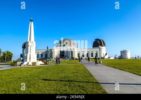 LOS ANGELES, CA - 10. JUNI: Menschen besuchen am 10,2912. Juni das Griffith Observatorium im Griffith Park in Los Angeles. Wegen Grifiths wird der Enran zuletzt Stockfoto