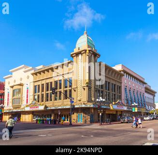 SAN DIEGO, USA - 11. JUNI: Fassade des historischen Kinos Gaslamp 15 am 11. Juni 2012 in San Diego, USA. Seit 2010 wird es von Reading Cinemas ansd betrieben Stockfoto