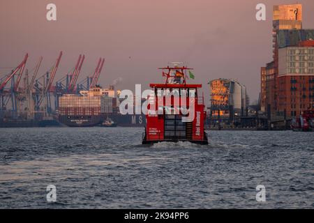 Ein Selektiv von einem Roten Schiff in einem Hafen auf dem Sonnenuntergang Stockfoto