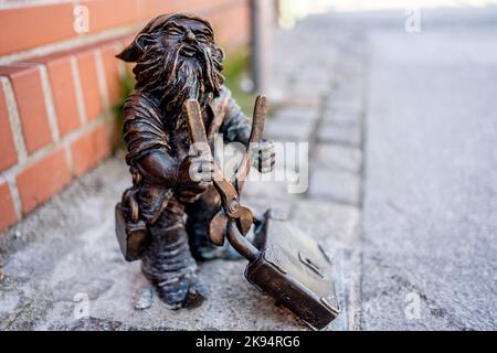 Zwerg mit einem Vorhängeschloss in der Nähe der Brücke. Stockfoto