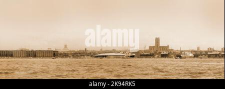 Vintage Liverpool Panorama, 1969, Sepia-Bild. Blick von Birkenhead über den Fluss Meresy, beide Kathedralen im Blick. Grobkörnigkeit. Stockfoto