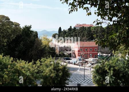 Der Hafen von Fosa liegt am Tor des venezianischen Landes in den Stadtmauern von Alt-Zadar, Kroatien, in dem sich das Fischrestaurant Fosa von oben auf den Medeval-Mauern befindet Stockfoto