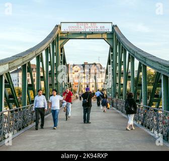 FRANKFURT, DEUTSCHLAND - 11. FEBRUAR: Menschen bei Eiserner steg am 11. Februar 2012 in Frankfurt, Deutschland. Der Eiserner Steg ist eine Fußgängerbrücke in Frankfurt Stockfoto