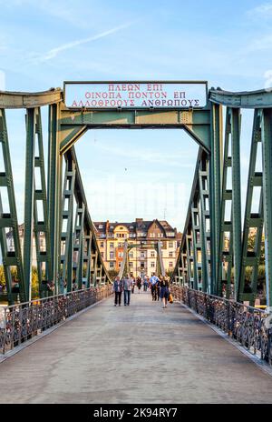 FRANKFURT, DEUTSCHLAND - 11. FEBRUAR: Menschen bei Eiserner steg am 11. Februar 2012 in Frankfurt, Deutschland. Der Eiserner Steg ist eine Fußgängerbrücke in Frankfurt Stockfoto