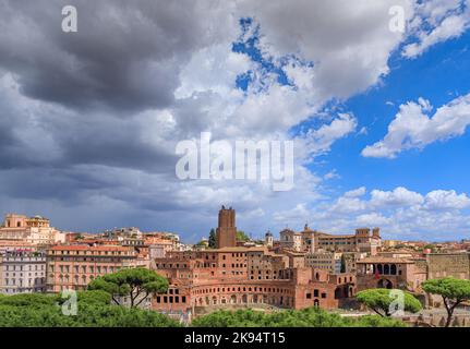 Blick auf den Markt von Trajan (Mercati Traianei) von der Via dei Fori Imperiali in Rom, Italien. Stockfoto