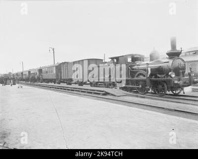 SWB 25 mit Personenzug.swb, Stockholm - Västerås - Berglagen's Railway asa. Stockfoto