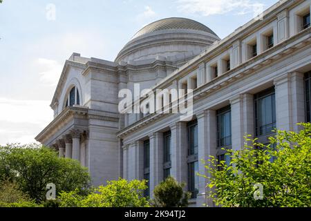 Die Fassade des Smithsonian Museums mit Bäumen und dem Himmel im Hintergrund. Stockfoto