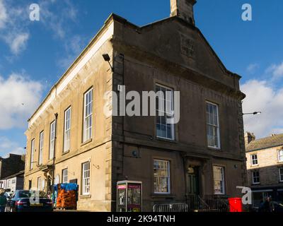 Ehemaliges Rathaus-Gebäude aus dem Jahr 1856 im Zentrum von Leyburn Tor zu Yorkshire Dales North Yorkshire England GB für Einzelhandelszwecke genutzt Stockfoto