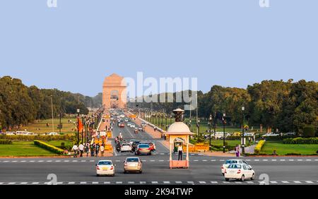 DELHI, INDIEN - NOV 16: Blick auf den Rajpath Boulevard zum India Gate am 16,2012. NOV in Delhi, Indien. (Rajpath ist der zeremonielle Boulevard in Neu-Delhi. Para Stockfoto