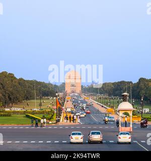 DELHI, INDIEN - NOV 16: Blick auf den Rajpath Boulevard zum India Gate am 16,2012. NOV in Delhi, Indien. (Rajpath ist der zeremonielle Boulevard in Neu-Delhi. Para Stockfoto