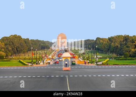 DELHI, INDIEN - NOV 16: Blick auf den Rajpath Boulevard zum India Gate am 16,2012. NOV in Delhi, Indien. (Rajpath ist der zeremonielle Boulevard in Neu-Delhi. Para Stockfoto