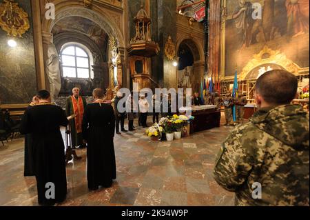 Lviv, Ukraine. 25. Oktober 2022. Trauerfeier des Oberstleutnants Dmytro Kutschynskyi in der Garnisonskirche der Heiligen Peter und Paul, der während der russischen Invasion in die Ukraine von russischen Terroristen getötet wurde. Russland marschierte am 24. Februar 2022 in die Ukraine ein und löste damit den größten militärischen Angriff in Europa seit dem Zweiten Weltkrieg aus Kredit: SOPA Images Limited/Alamy Live Nachrichten Stockfoto