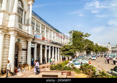 DELHI, INDIEN - NOV 16: Connaught Place ist am 16,2012. November eines der größten Finanz-, Handels- und Geschäftszentren in Delhi, Indien. Benannt nach Th Stockfoto