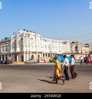 DELHI, INDIEN - NOV 16: Connaught Place ist am 16,2 012. November eines der größten Finanz-, Handels- und Geschäftszentren in Delhi, Indien. Benannt nach t Stockfoto