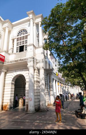 DELHI, INDIEN - NOV 16: Connaught Place ist am 16,2012. November eines der größten Finanz-, Handels- und Geschäftszentren in Delhi, Indien. Benannt nach Th Stockfoto